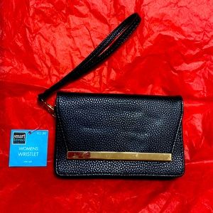 Smart Trend women’s wristlet with magnetic closure and two id holder slots